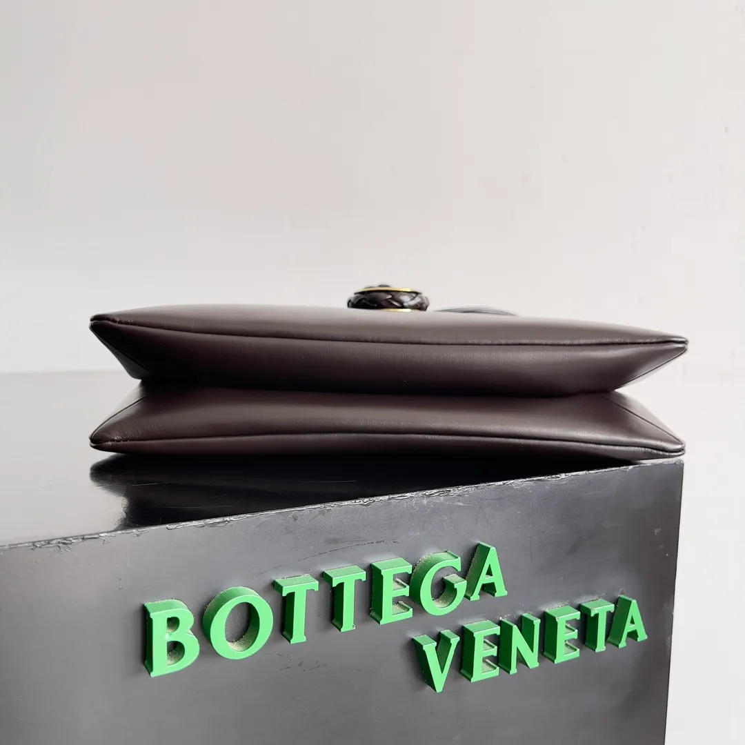 Batch 1520 Inspired by the 1970s, the Bottega Veneta women's logo shoulder bag has a smooth leather surface that brings a clean and handsome feel, just like the neatness and tenacity of a working woman. The front buckle has high-quality hardware pendant body, the overall retro elegance, and the excellent leather feels soft. This Bottega Veneta series can be described as beautiful, weakening the complexity of the outfit, not competing for it, and only using the best quality to interpret itself. Style number: 806030 (small size) Size: 27*16*6cm